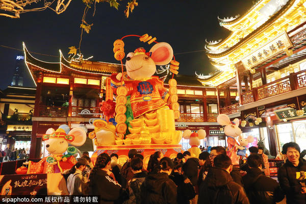 上海豫园老街迎2020新年气氛浓烈 民俗艺术灯会添喜庆